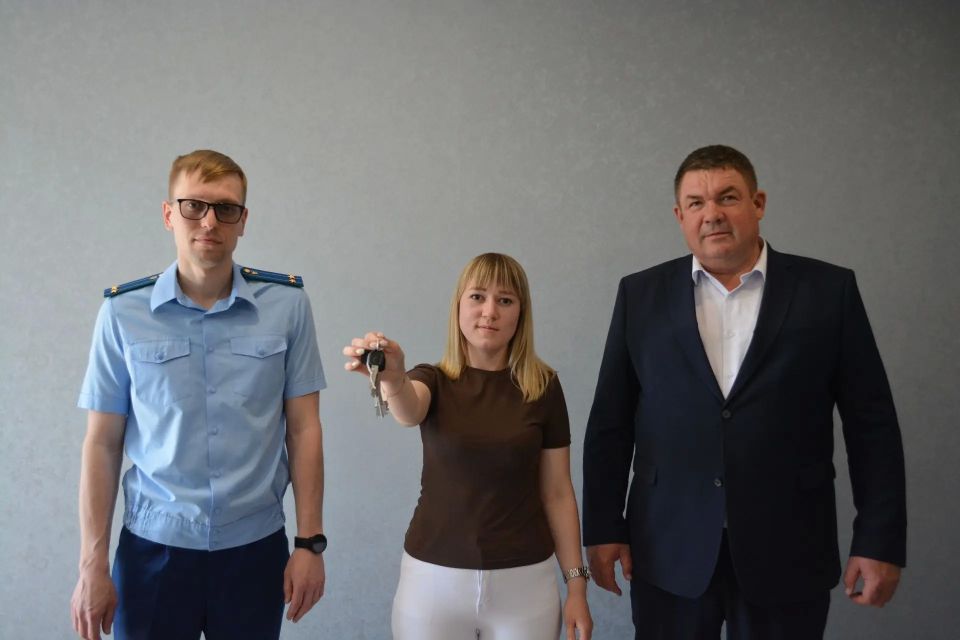 Исполняющий обязанности прокурора Дубенского района Яков Кокурин принял участие во вручении ключей от благоустроенных жилых помещений троим лицам из числа детей-сирот и детей, оставшихся без попечения родителей