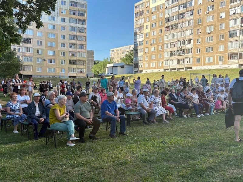 Вечер четверга 21 мая для жителей дома по улице Коваленко, 30 прошел с песнями, плясками и развлечениями