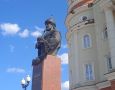 Перед Республиканским краеведческим музеем имени И.Д. Воронина уже установлен памятник первому русскому царю из династии Романовых - Михаилу Фёдоровичу