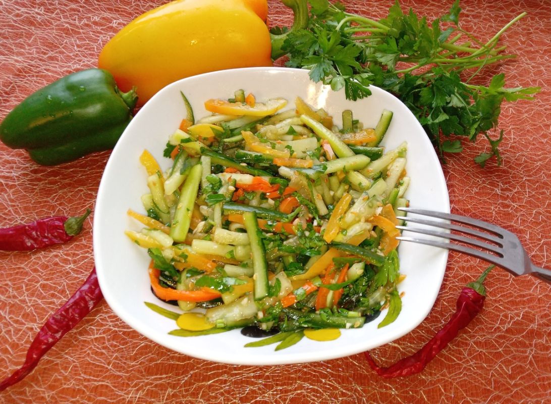 Острый салат с хрустящими овощами: быстрый и вкусный рецепт