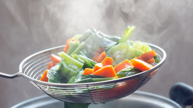 Секреты бланширования овощей: Как сохранить вкус и питательные вещества