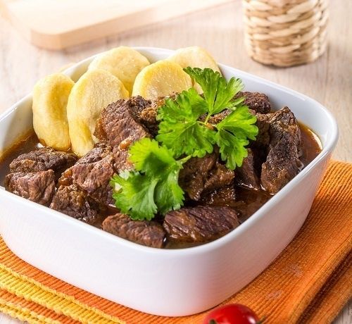 Непревзойденное чешское угощение: тушеное мясо с кнедликами