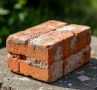 Эффективные методы очистки кирпича от строительного раствора