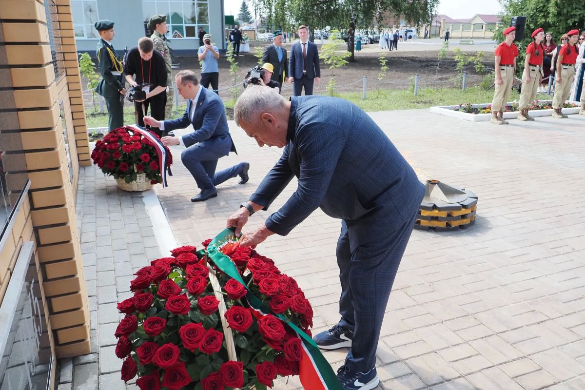 Артём Здунов: Встретили дорогих соседей - гостей из Республики Татарстан! С Раисом Татарстана Рустамом Нургалиевичем Миннихановым возложили цветы к Вечному огню, почтили память наших земляков, защищавших Родину Артём Здунов: Встретили дорогих соседей - гостей из Республики Татарстан! С Раисом Татарстана Рустамом Нургалиевичем Миннихановым возложили цветы к Вечному огню, почтили память наших земляков, защищавших Родину