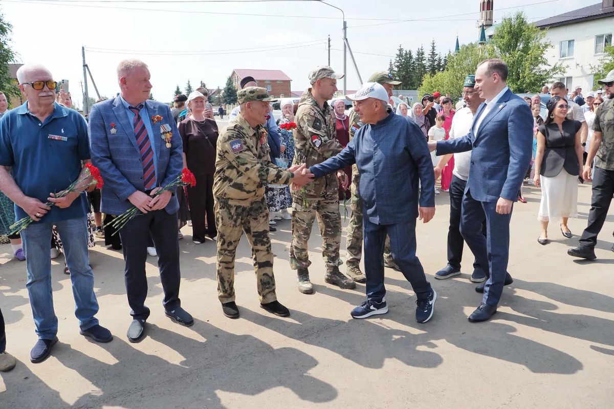 Артём Здунов: Встретили дорогих соседей - гостей из Республики Татарстан! С Раисом Татарстана Рустамом Нургалиевичем Миннихановым возложили цветы к Вечному огню, почтили память наших земляков, защищавших Родину Артём Здунов: Встретили дорогих соседей - гостей из Республики Татарстан! С Раисом Татарстана Рустамом Нургалиевичем Миннихановым возложили цветы к Вечному огню, почтили память наших земляков, защищавших Родину