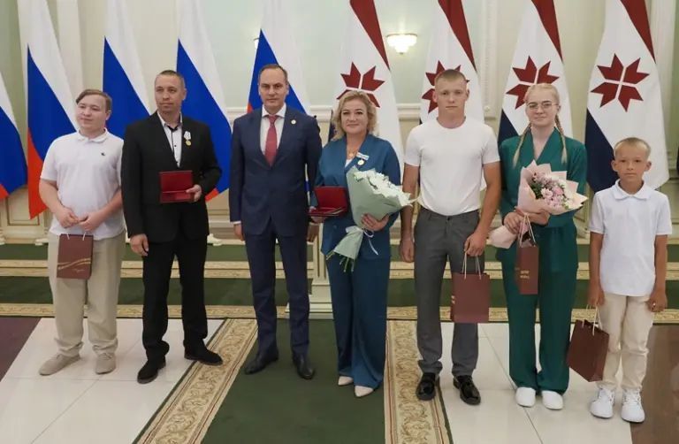 В Большом зале Дома Республики 8 июля состоялась торжественная церемония, посвященная Дню семьи, любви и верности