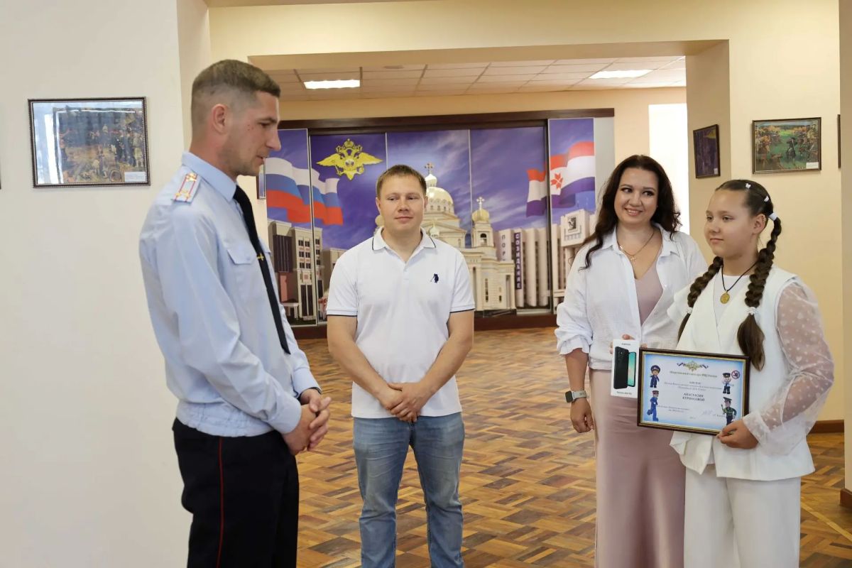 В МВД по Республике Мордовия торжественно наградили Анастасию Курносову – юную участницу всероссийского конкурса детского творчества МВД «Полицейский дядя Степа» В МВД по Республике Мордовия торжественно наградили Анастасию Курносову – юную участницу всероссийского конкурса детского творчества МВД «Полицейский дядя Степа»