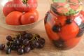 Необычное сочетание: маринованные помидоры с черным виноградом
