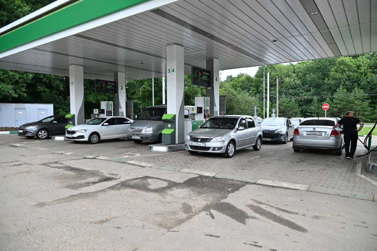 Саранск, 16 июля. На городской АЗС «Татнефть» 5-86 сегодня непривычно спокойно Саранск, 16 июля. На городской АЗС «Татнефть» 5-86 сегодня непривычно спокойно