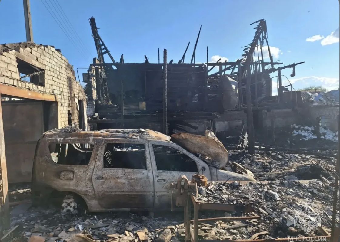 Пожар за считаные минуты уничтожил жилой дом, гараж и автомобиль Пожар за считаные минуты уничтожил жилой дом, гараж и автомобиль