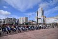 14 августа, несмотря на почти осеннюю прохладу – температура едва превысила отметку в +10, площадь Тысячелетия в Саранске с раннего утра стала центром притяжения для поклонников активного образа жизни