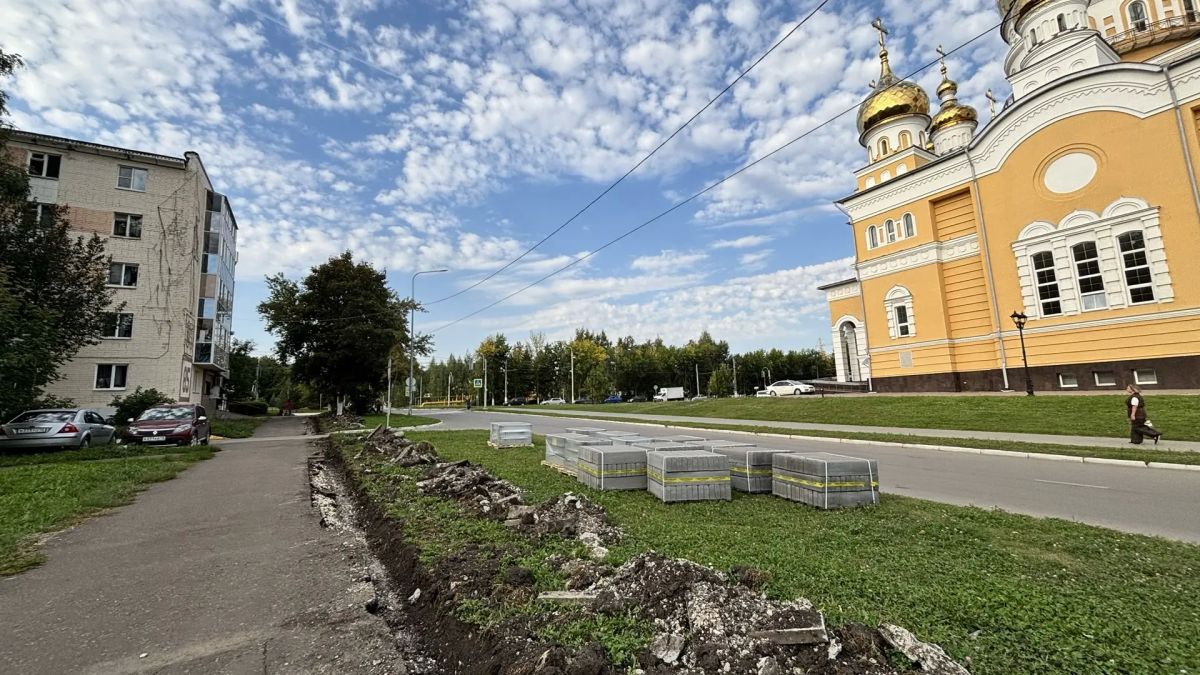 В Саранске продолжается ремонт тротуаров в юго-западной части города В Саранске продолжается ремонт тротуаров в юго-западной части города