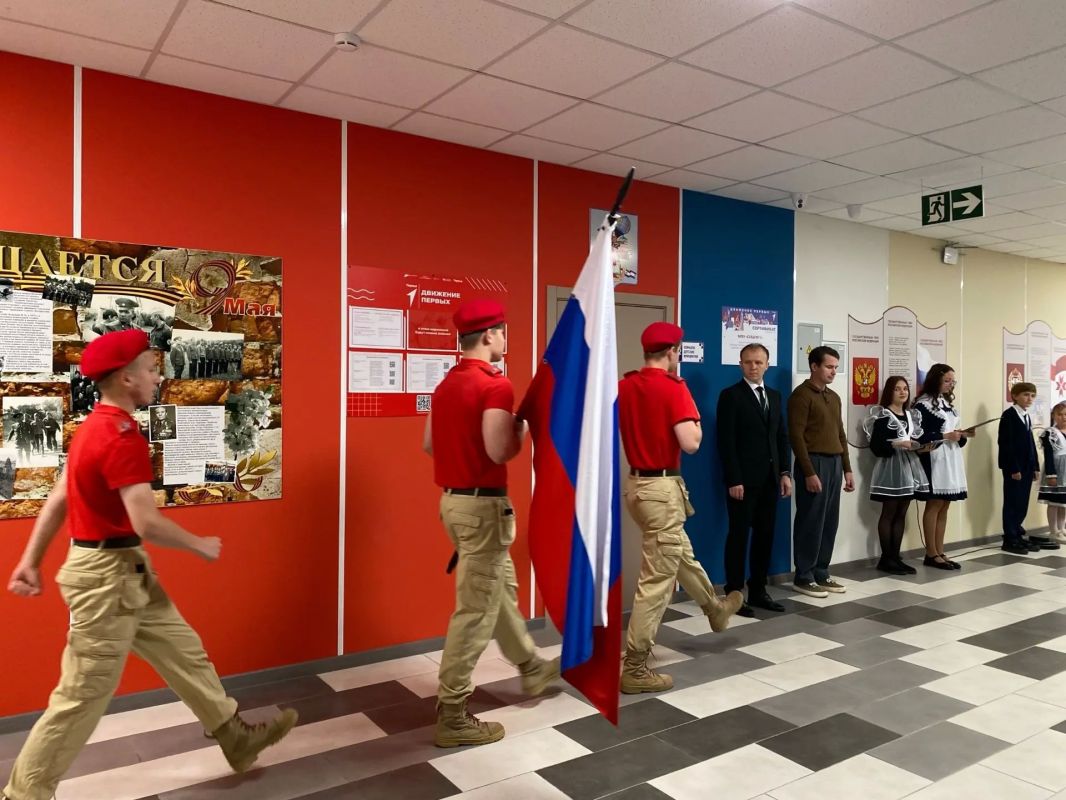 Утро понедельника в школах республики началось с традиционной линейки, поднятия флага и исполнения гимна Российской Федерации Утро понедельника в школах республики началось с традиционной линейки, поднятия флага и исполнения гимна Российской Федерации