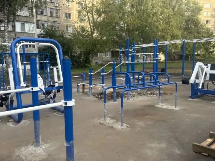 На территории, прилегающей к нескольким многоквартирным домам по улице Сущинского строится умная спортивная площадка На территории, прилегающей к нескольким многоквартирным домам по улице Сущинского строится умная спортивная площадка