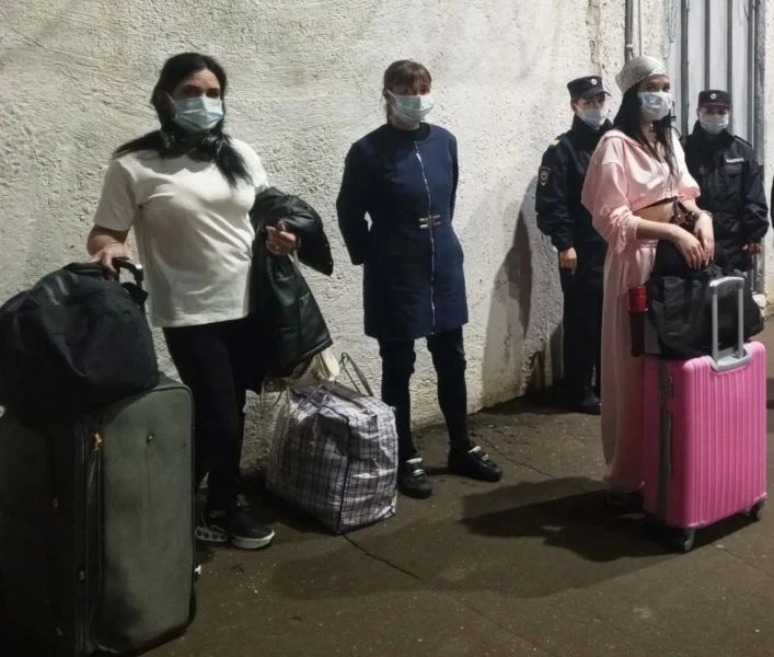 Полицейские депортировали за пределы России четырех иностранных гражданок Полицейские депортировали за пределы России четырех иностранных гражданок