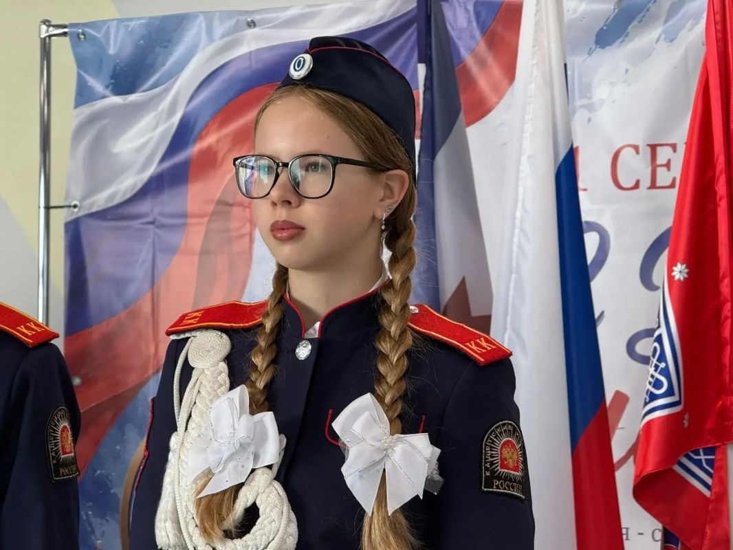 Утро понедельника в школах республики началось с традиционной линейки, поднятия флага и исполнения гимна Российской Федерации Утро понедельника в школах республики началось с традиционной линейки, поднятия флага и исполнения гимна Российской Федерации