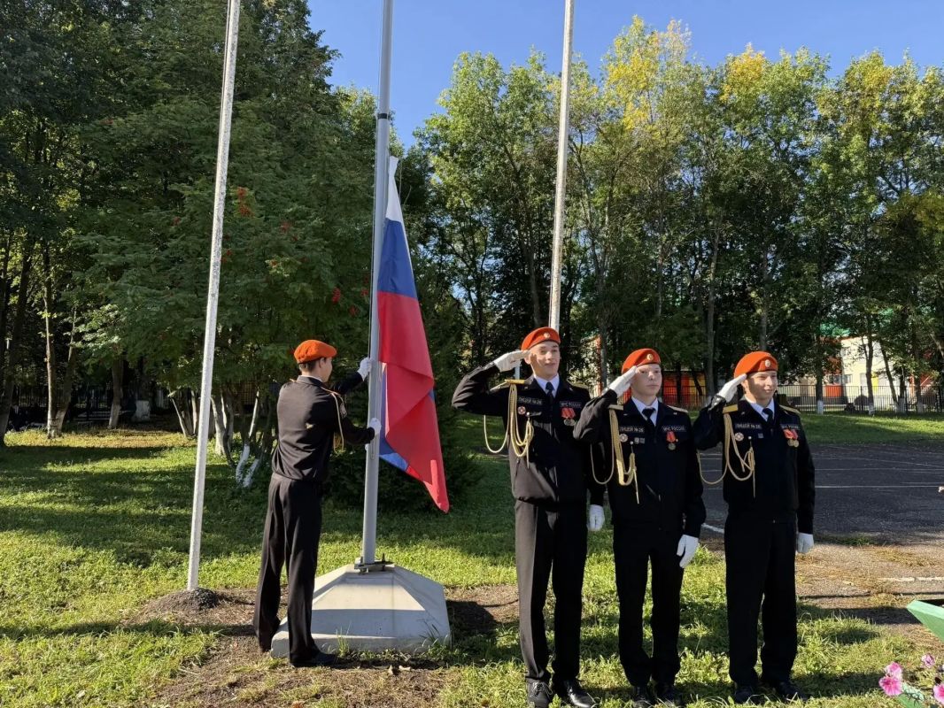 Утро понедельника в школах республики началось с традиционной линейки, поднятия флага и исполнения гимна Российской Федерации Утро понедельника в школах республики началось с традиционной линейки, поднятия флага и исполнения гимна Российской Федерации