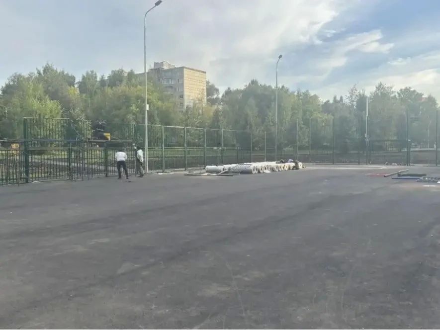 На территории, прилегающей к нескольким многоквартирным домам по улице Сущинского строится умная спортивная площадка На территории, прилегающей к нескольким многоквартирным домам по улице Сущинского строится умная спортивная площадка