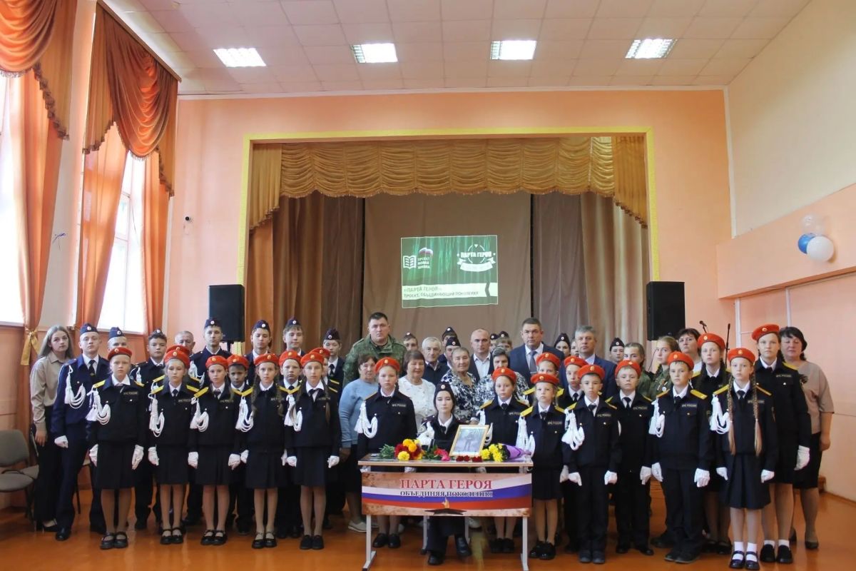 В Дубенской средней общеобразовательной школе состоялось важное событие — торжественное открытие «Парты Героя» в честь выпускника школы, учителя химии и биологии Владимира Александровича Масягина