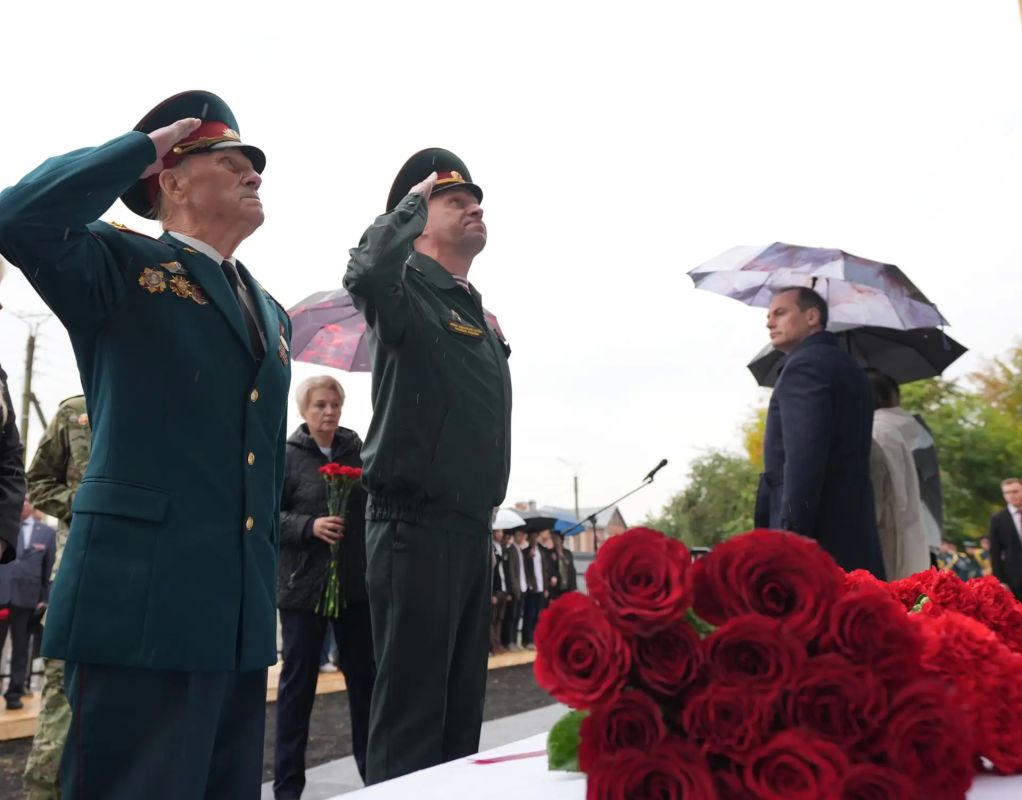 Артём Здунов: Вместе с родными и близкими, сыном Егором, боевыми товарищами почтили память нашего героя - Игоря Паничкина… Сегодня ему бы исполнилось 36 лет… Героически защищал Родину Артём Здунов: Вместе с родными и близкими, сыном Егором, боевыми товарищами почтили память нашего героя - Игоря Паничкина… Сегодня ему бы исполнилось 36 лет… Героически защищал Родину