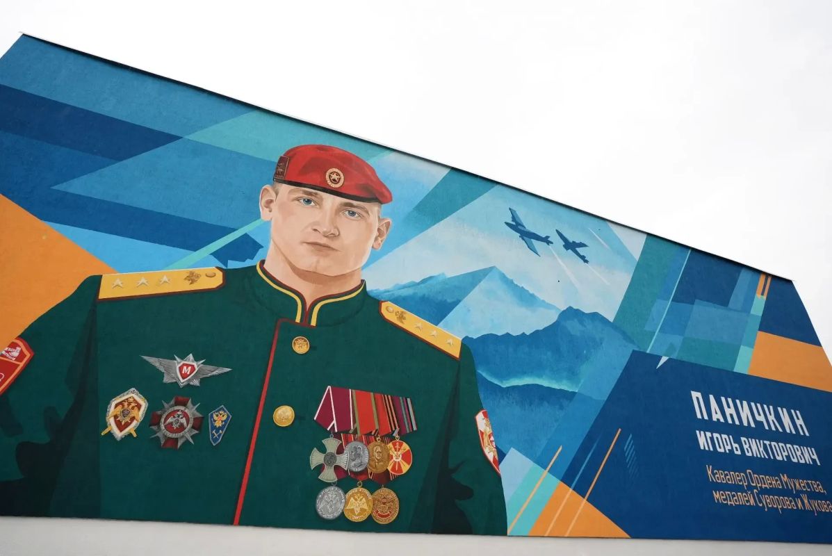 В Саранском электромеханическом колледже открыли мурал в честь выпускника — героя СВО Игоря Паничкина В Саранском электромеханическом колледже открыли мурал в честь выпускника — героя СВО Игоря Паничкина