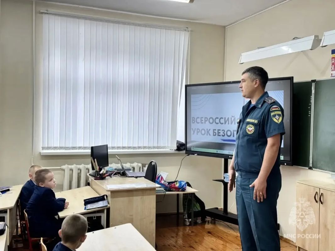 Открытые уроки в Рузаевке. В рамках профилактической работы по предупреждению чрезвычайных ситуаций сотрудники Главного управления МЧС России по Республике Мордовия посетили несколько школ города Открытые уроки в Рузаевке. В рамках профилактической работы по предупреждению чрезвычайных ситуаций сотрудники Главного управления МЧС России по Республике Мордовия посетили несколько школ города