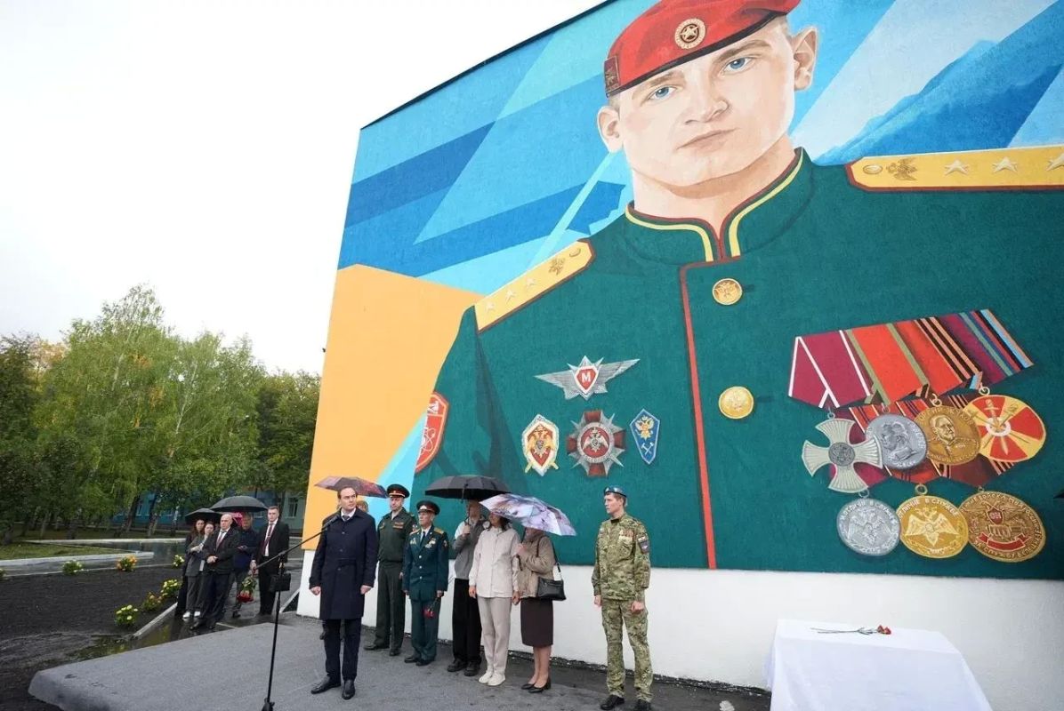 В Саранском электромеханическом колледже открыли мурал в честь выпускника — героя СВО Игоря Паничкина В Саранском электромеханическом колледже открыли мурал в честь выпускника — героя СВО Игоря Паничкина