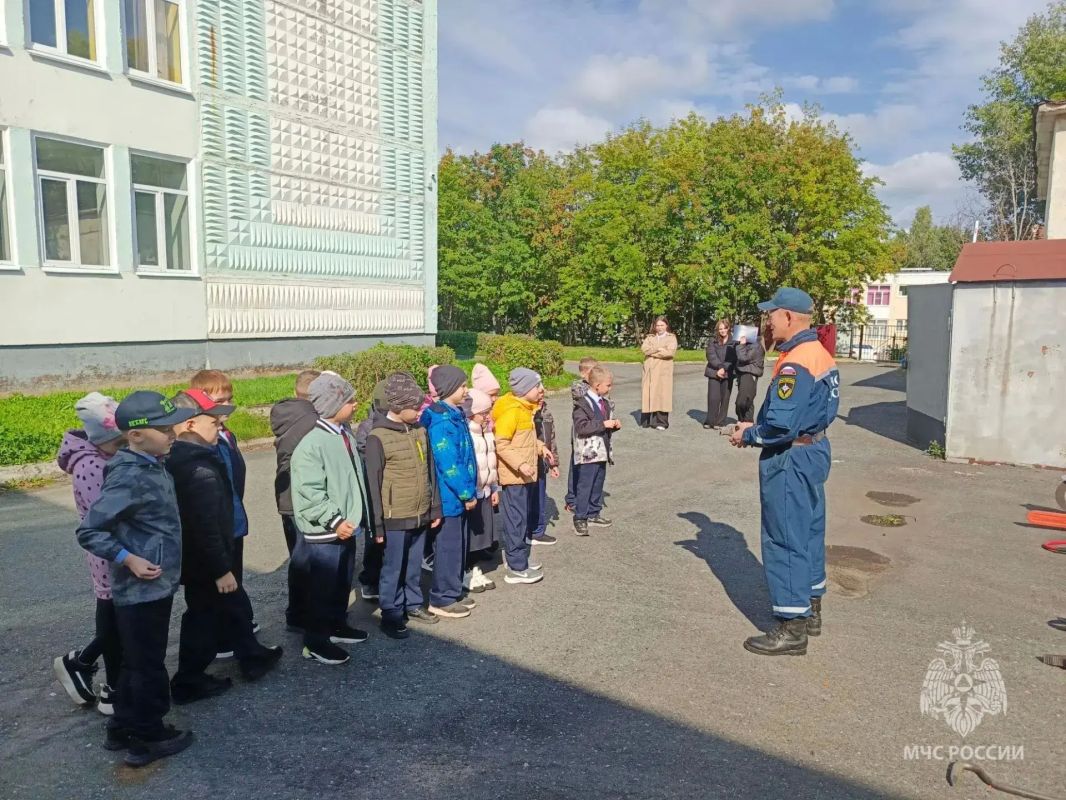 Первоклассники примерили роль спасателей на необычном уроке! Первоклассники примерили роль спасателей на необычном уроке!