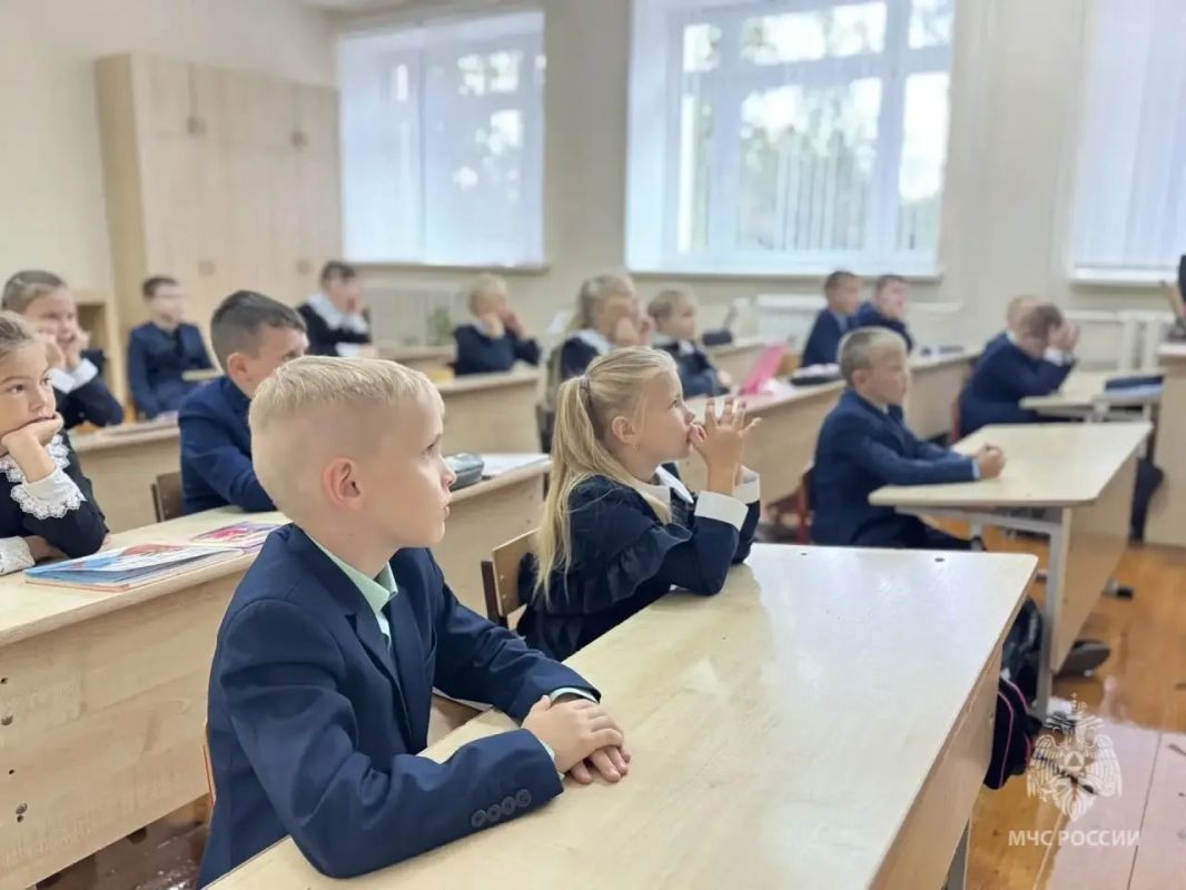 Открытые уроки в Рузаевке. В рамках профилактической работы по предупреждению чрезвычайных ситуаций сотрудники Главного управления МЧС России по Республике Мордовия посетили несколько школ города Открытые уроки в Рузаевке. В рамках профилактической работы по предупреждению чрезвычайных ситуаций сотрудники Главного управления МЧС России по Республике Мордовия посетили несколько школ города