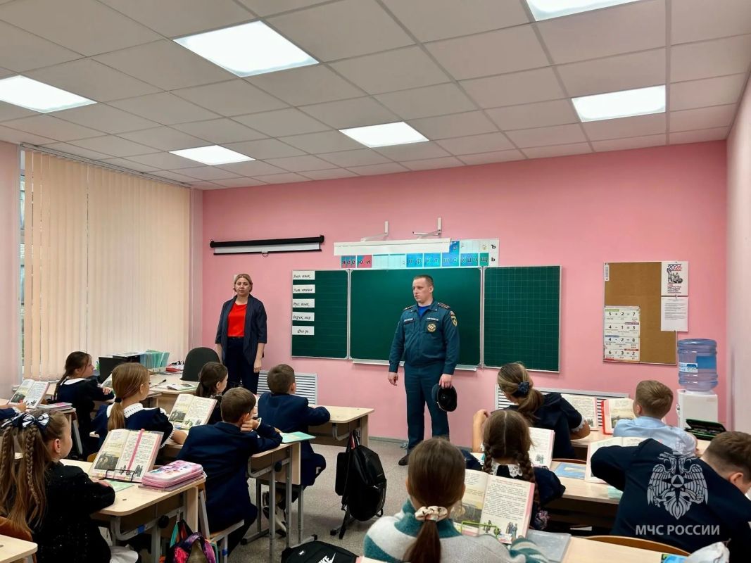 Открытые уроки в Рузаевке. В рамках профилактической работы по предупреждению чрезвычайных ситуаций сотрудники Главного управления МЧС России по Республике Мордовия посетили несколько школ города Открытые уроки в Рузаевке. В рамках профилактической работы по предупреждению чрезвычайных ситуаций сотрудники Главного управления МЧС России по Республике Мордовия посетили несколько школ города