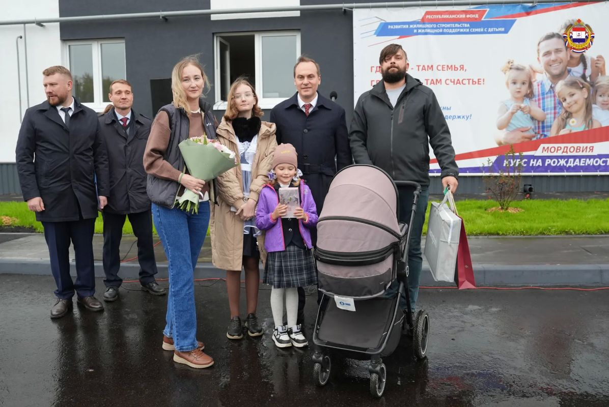 В Рузаевке первые семьи получили ключи от новых квартир В Рузаевке первые семьи получили ключи от новых квартир