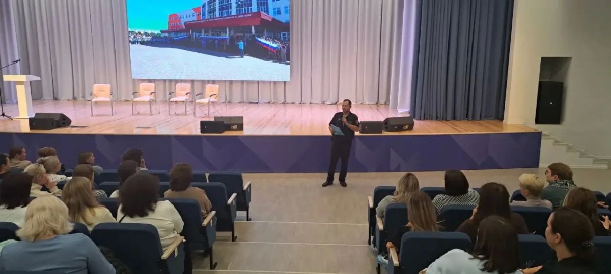 В Мордовии сотрудники кадровых подразделений МВД проводят профориентационную работу с родителями старшеклассников В Мордовии сотрудники кадровых подразделений МВД проводят профориентационную работу с родителями старшеклассников