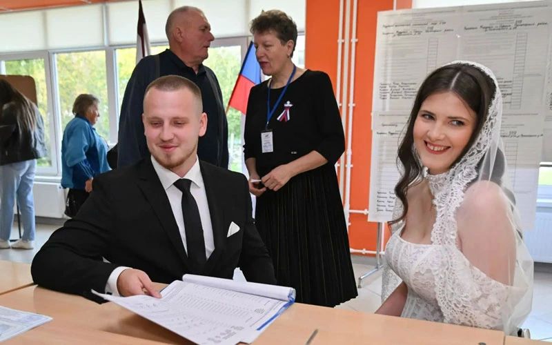 Молодожёны из Саранска пришли на избирательный участок в день свадьбы Молодожёны из Саранска пришли на избирательный участок в день свадьбы