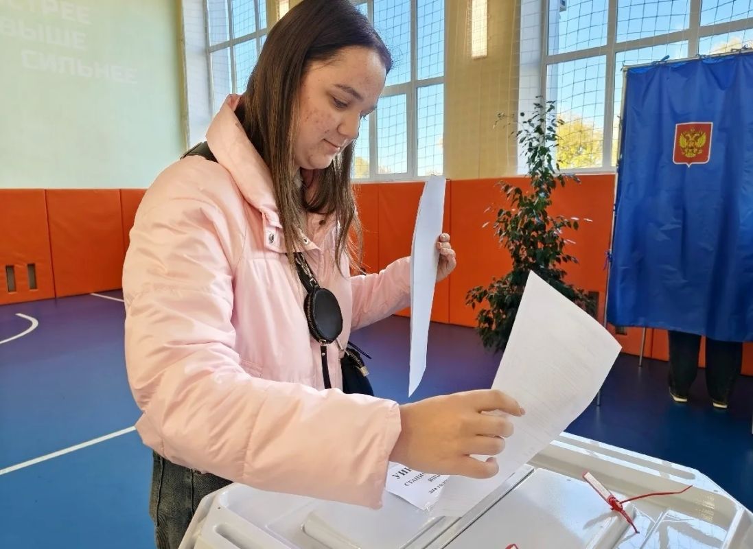 Преподаватель Ичалковского педагогического колледжа Александр Анатольевич Гуревичев на избирательный участок, расположенный в Ичалковской средней школе, пришёл вместе со своей дочерью Екатериной Преподаватель Ичалковского педагогического колледжа Александр Анатольевич Гуревичев на избирательный участок, расположенный в Ичалковской средней школе, пришёл вместе со своей дочерью Екатериной
