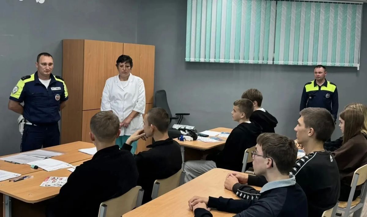 В ГБПОУ РМ «Торбеевский колледж мясной и молочной промышленности им. Ю.В. Тутукова» прошёл урок по безопасности дорожного движения на тему: «Цена невнимательности: последствия ДТП и первая помощь» В ГБПОУ РМ «Торбеевский колледж мясной и молочной промышленности им. Ю.В. Тутукова» прошёл урок по безопасности дорожного движения на тему: «Цена невнимательности: последствия ДТП и первая помощь»