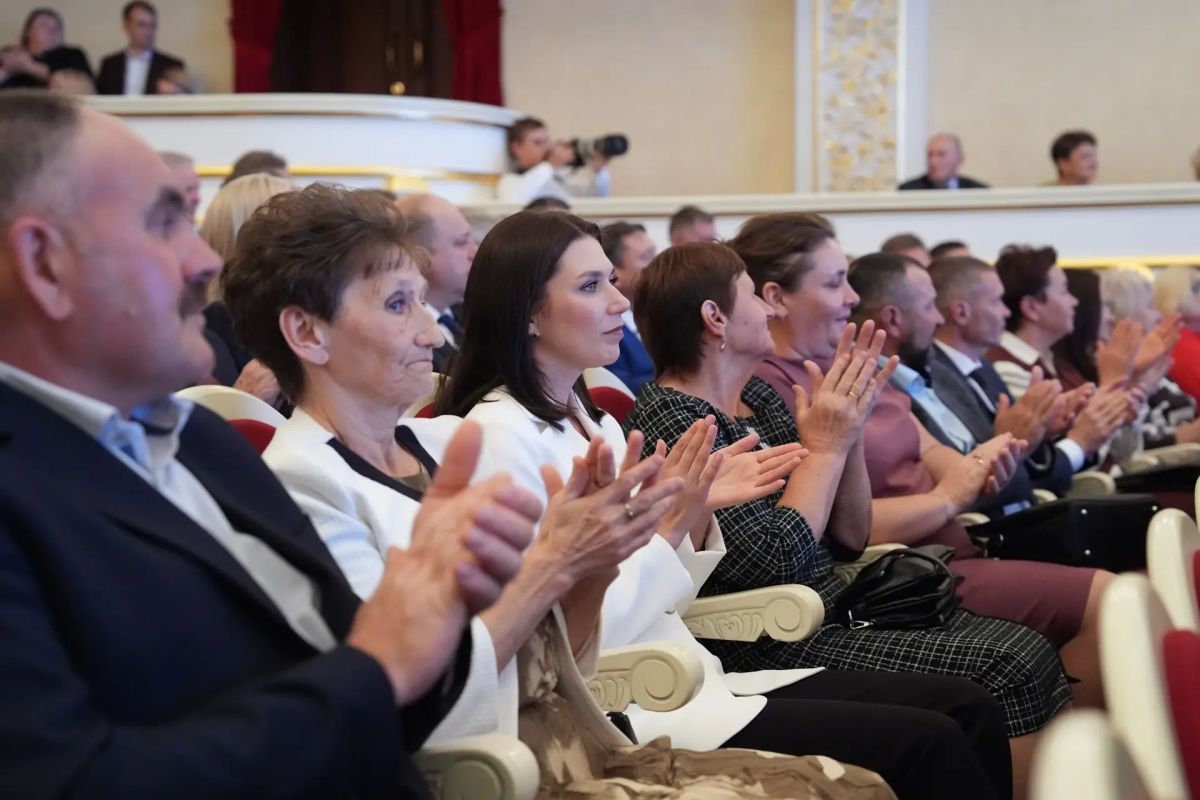 Артём Здунов: Дорогие земляки!. Для меня огромная честь служить родной Мордовии - это высочайшее доверие и большая ответственность за благополучие всех жителей, социально- экономическое развитие республики Артём Здунов: Дорогие земляки!. Для меня огромная честь служить родной Мордовии - это высочайшее доверие и большая ответственность за благополучие всех жителей, социально- экономическое развитие республики