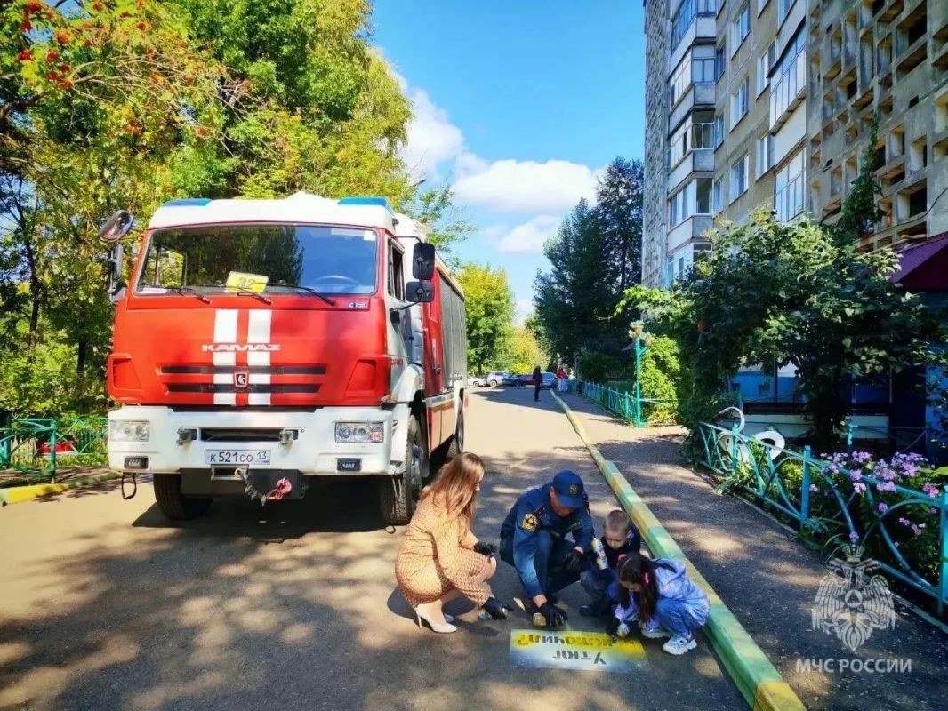 Важная социальная акция. В рамках проекта «Говорящий асфальт» воспитанники... Важная социальная акция. В рамках проекта «Говорящий асфальт» воспитанники...