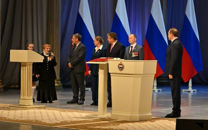 На церемонии инаугурации Главы Республики Мордовия Артёма Здунова поздравила заслуженный учитель республики Мордовия, ветеран труда Вера Сергеевна Бондарева