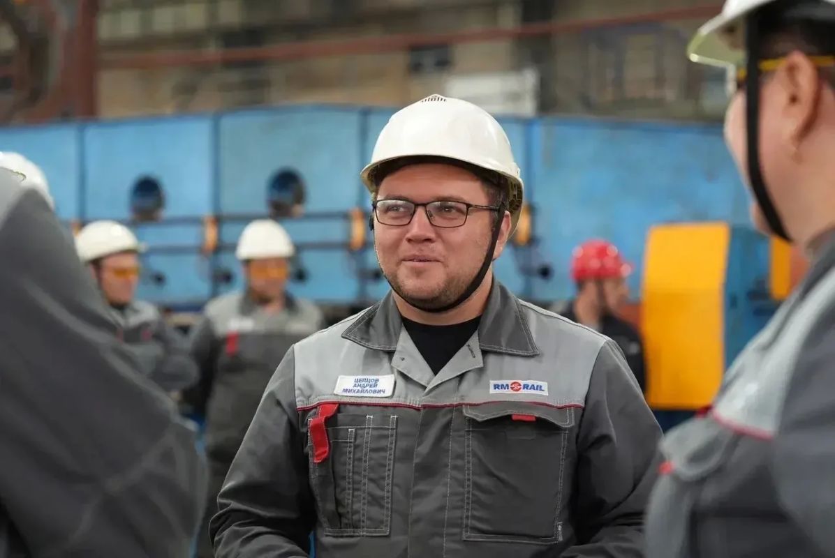 Артём Здунов: Здесь стартовал трудовой путь многих наших земляков, теперь его продолжают дети, внуки - так рождаются целые династии! Встретились с большим коллективом компании «РМ Рейл» - у наших заводчан стальной характер и... Артём Здунов: Здесь стартовал трудовой путь многих наших земляков, теперь его продолжают дети, внуки - так рождаются целые династии! Встретились с большим коллективом компании «РМ Рейл» - у наших заводчан стальной характер и...