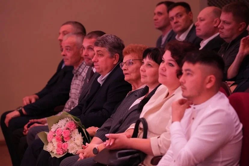 Артём Здунов: Здесь стартовал трудовой путь многих наших земляков, теперь его продолжают дети, внуки - так рождаются целые династии! Встретились с большим коллективом компании «РМ Рейл» - у наших заводчан стальной характер и... Артём Здунов: Здесь стартовал трудовой путь многих наших земляков, теперь его продолжают дети, внуки - так рождаются целые династии! Встретились с большим коллективом компании «РМ Рейл» - у наших заводчан стальной характер и...