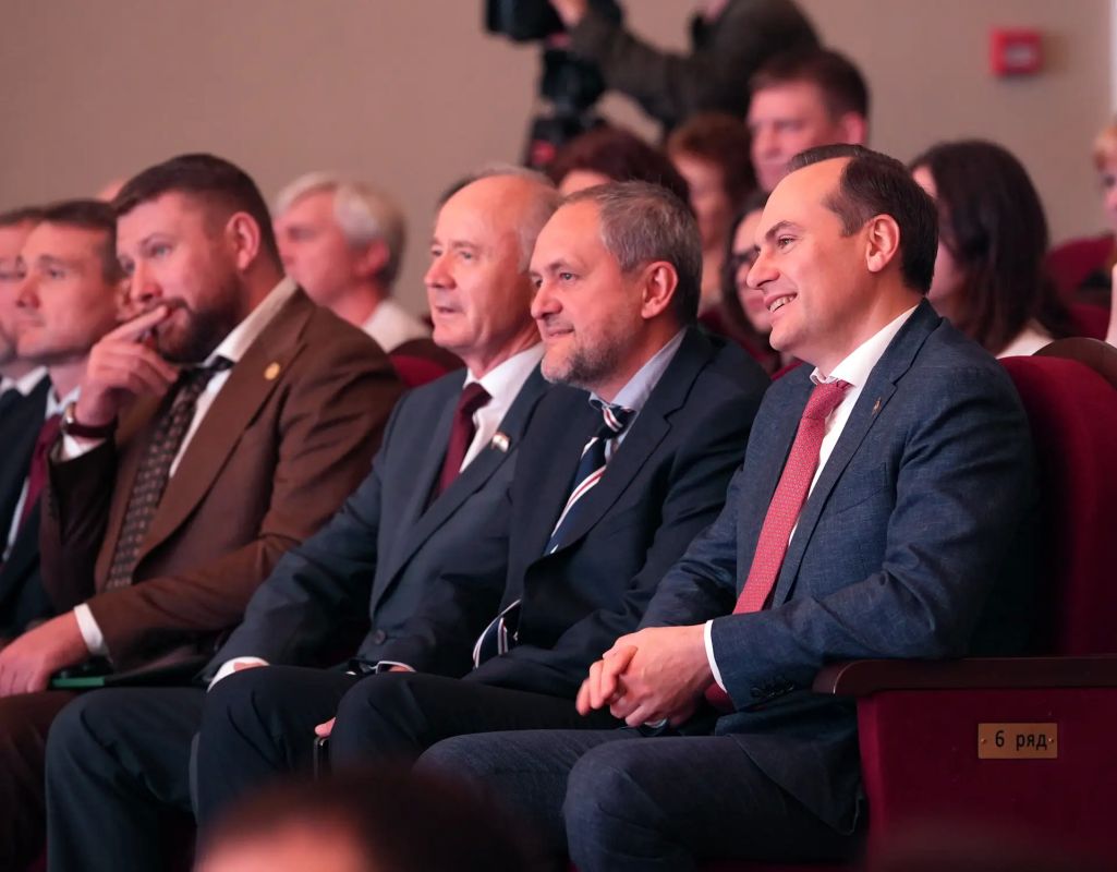 Артём Здунов: Здесь стартовал трудовой путь многих наших земляков, теперь его продолжают дети, внуки - так рождаются целые династии! Встретились с большим коллективом компании «РМ Рейл» - у наших заводчан стальной характер и... Артём Здунов: Здесь стартовал трудовой путь многих наших земляков, теперь его продолжают дети, внуки - так рождаются целые династии! Встретились с большим коллективом компании «РМ Рейл» - у наших заводчан стальной характер и...