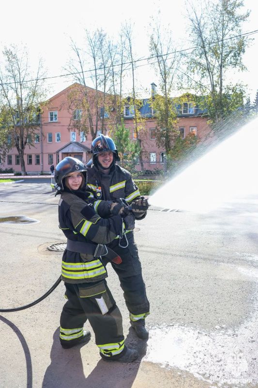 Работа спасателей глазами юной художницы Работа спасателей глазами юной художницы