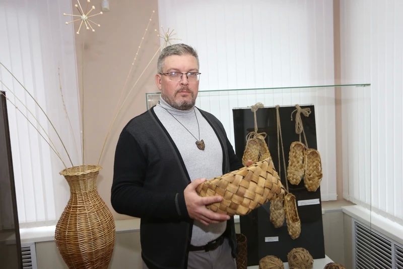 Житель Саранска Михаил Олькин создает из ивовой лозы полезные в быту и изысканные вещи – вазоны, корзины, садовую мебель, интерьерные панно и т.п Житель Саранска Михаил Олькин создает из ивовой лозы полезные в быту и изысканные вещи – вазоны, корзины, садовую мебель, интерьерные панно и т.п