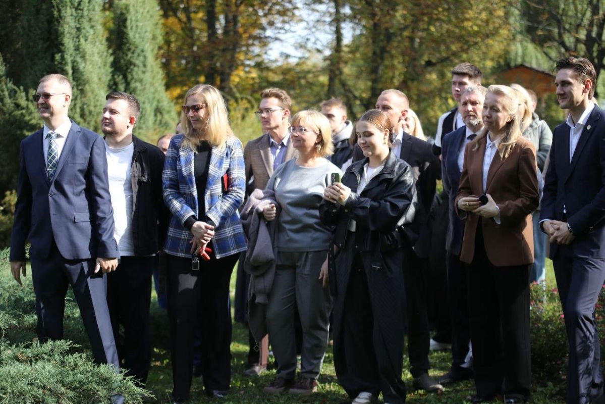 95-летие Мордовского госуниверситета, которое отмечается в этом году, останется в истории не только памятными событиями, но и цветущими кустарниками, которые будут радовать не одно поколение огаревцев и всех посетителей... 95-летие Мордовского госуниверситета, которое отмечается в этом году, останется в истории не только памятными событиями, но и цветущими кустарниками, которые будут радовать не одно поколение огаревцев и всех посетителей...