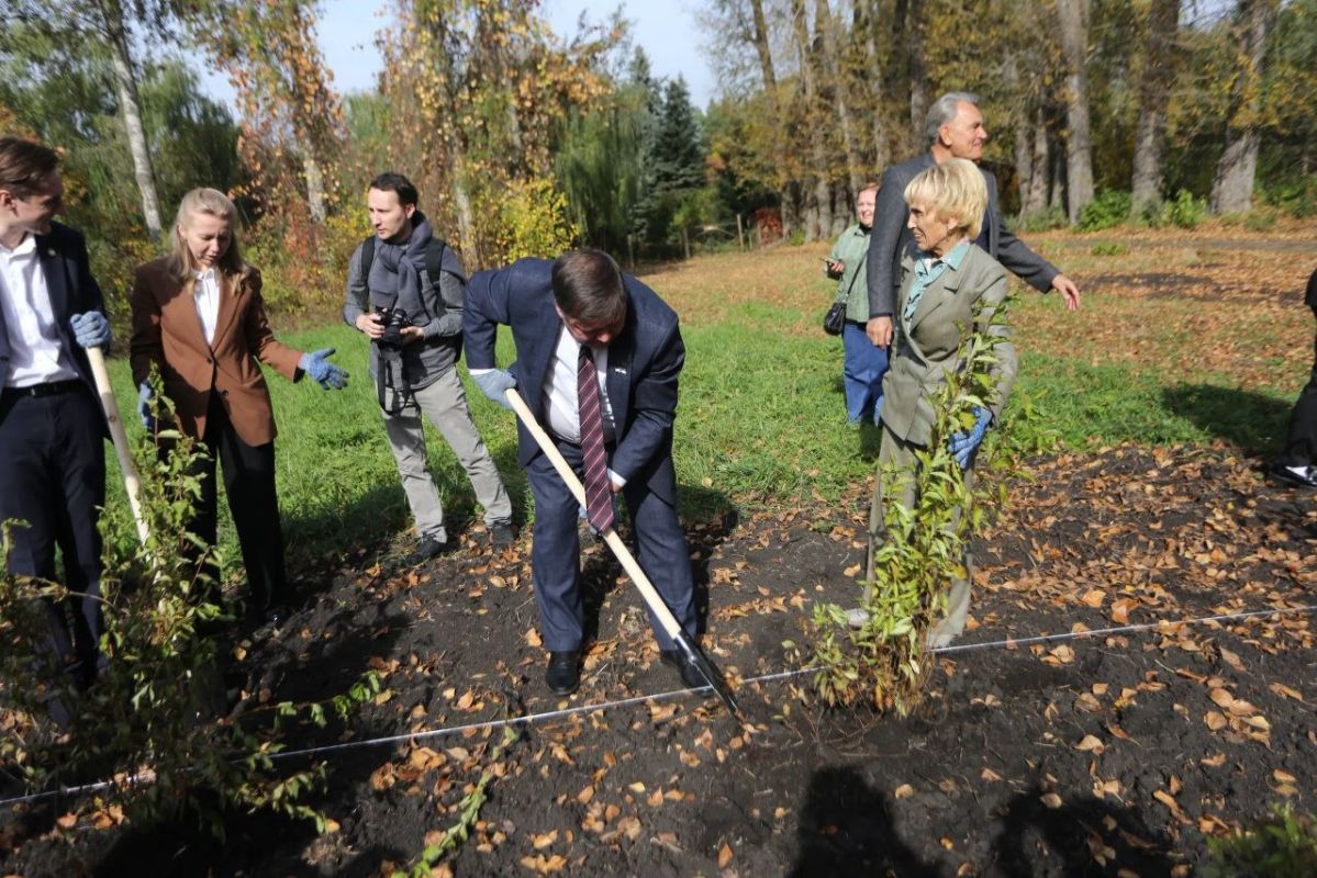 95-летие Мордовского госуниверситета, которое отмечается в этом году, останется в истории не только памятными событиями, но и цветущими кустарниками, которые будут радовать не одно поколение огаревцев и всех посетителей... 95-летие Мордовского госуниверситета, которое отмечается в этом году, останется в истории не только памятными событиями, но и цветущими кустарниками, которые будут радовать не одно поколение огаревцев и всех посетителей...