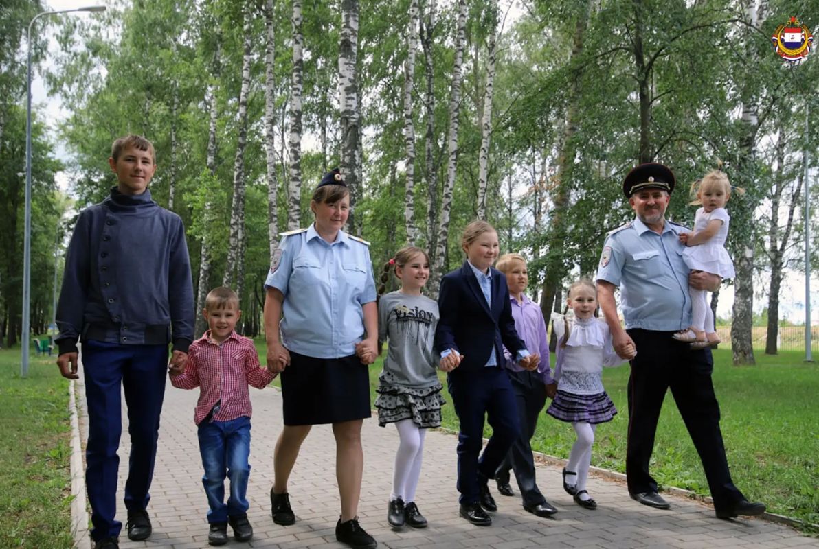 Семья – это главное!. Сегодня в Мордовии День многодетной семьи - праздник тех, кто знает, что такое настоящее счастье! Одна из таких семей – семья Максимовых из села Сабанчеево Атяшевского района Семья – это главное!. Сегодня в Мордовии День многодетной семьи - праздник тех, кто знает, что такое настоящее счастье! Одна из таких семей – семья Максимовых из села Сабанчеево Атяшевского района