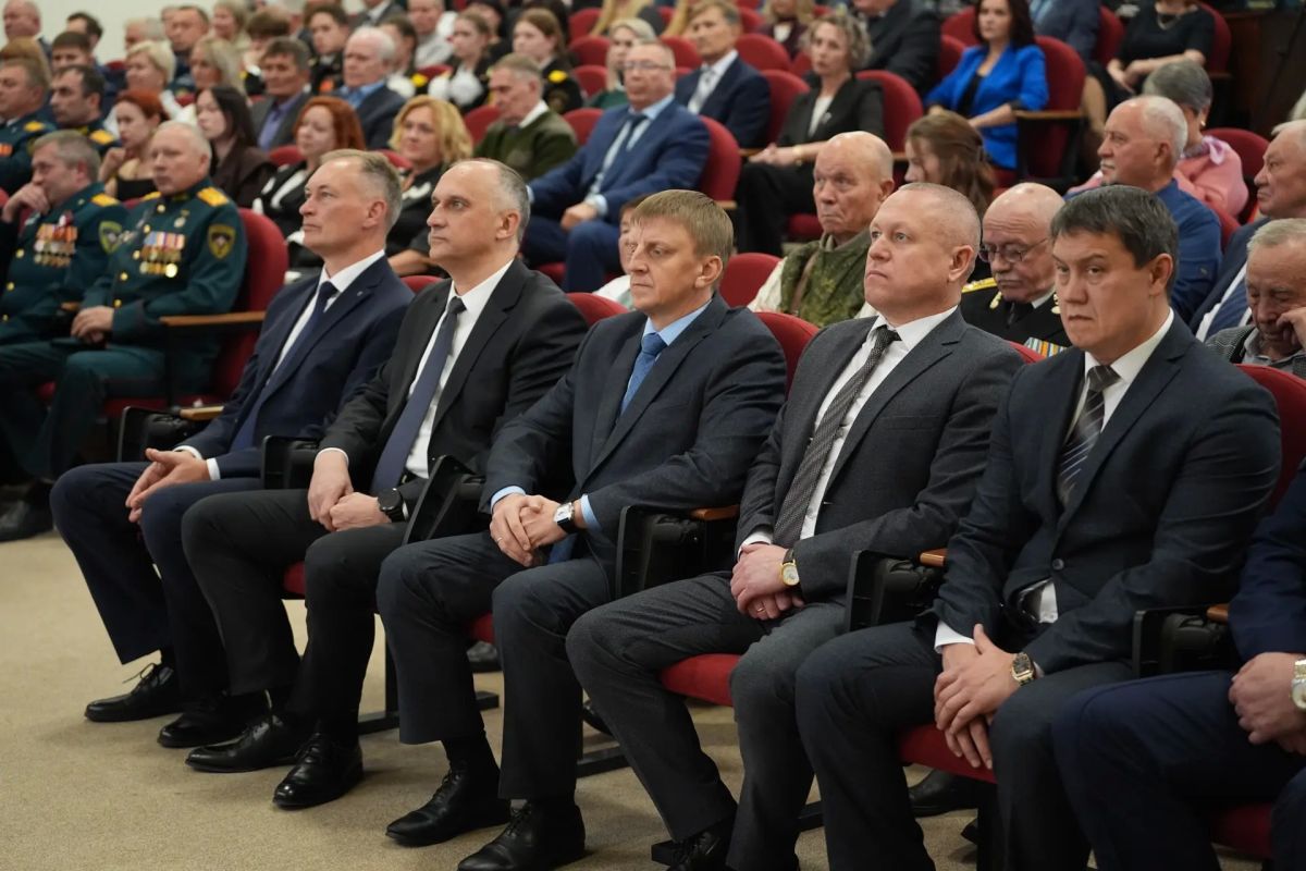 Артём Здунов: Поблагодарили сотрудников службы гражданской обороны, личный состав МЧС Республики Мордовия за безупречную работу, готовность прийти на помощь в любую минуту, личное мужество и верность долгу Артём Здунов: Поблагодарили сотрудников службы гражданской обороны, личный состав МЧС Республики Мордовия за безупречную работу, готовность прийти на помощь в любую минуту, личное мужество и верность долгу