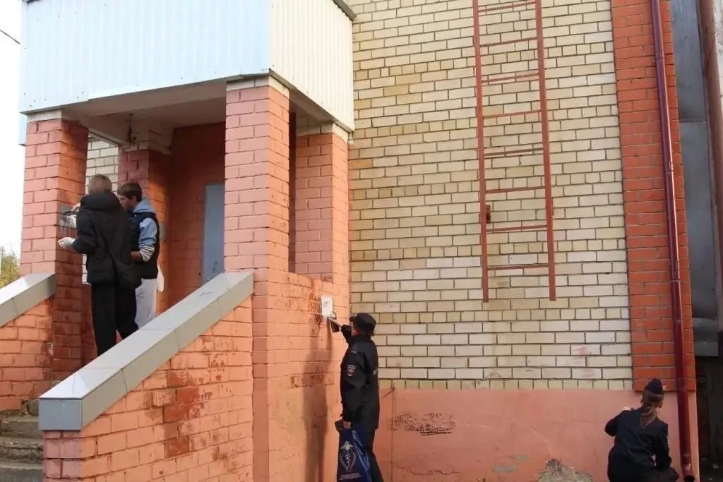 В Пролетарском районе Саранска в рамках акции «Сообщи, где торгуют смертью» закрашено более 30 противоправных граффити на фасадах жилых домов и иных строений В Пролетарском районе Саранска в рамках акции «Сообщи, где торгуют смертью» закрашено более 30 противоправных граффити на фасадах жилых домов и иных строений