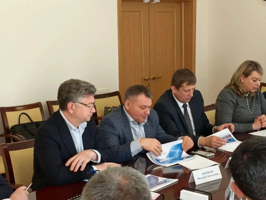 Сегодня с коллегами из ПАО «Газпром» и дочерних предприятий во главе с советником заместителя Председателя Правления — начальника Департамента Константином Кравченко обсудили новое для Мордовии направление — использование... Сегодня с коллегами из ПАО «Газпром» и дочерних предприятий во главе с советником заместителя Председателя Правления — начальника Департамента Константином Кравченко обсудили новое для Мордовии направление — использование...