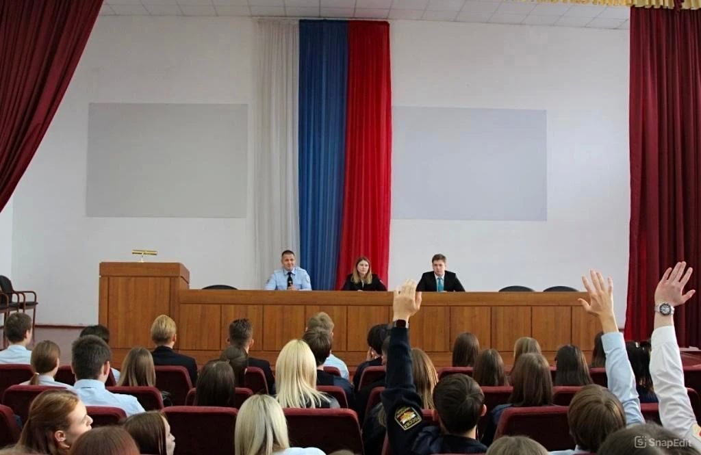 В Мордовии полицейские и общественники провели профориентационную встречу со старшекурсниками правовой академии